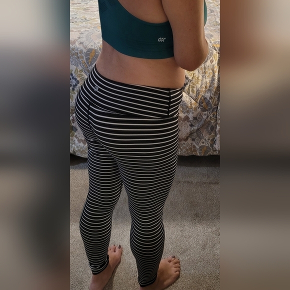 Scorpio Sol •Size Medium• Black White Striped 25.5 Inch Length Yoga Legging - Picture 1 of 6